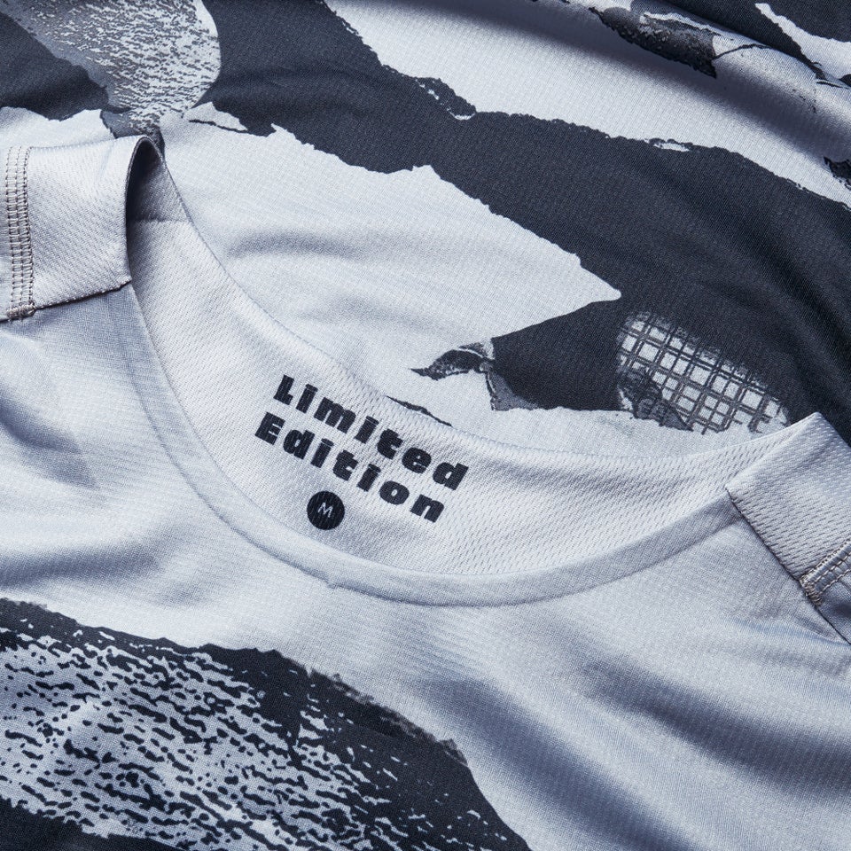 Men's Ltd Mountain Camo L/S Tee - Black