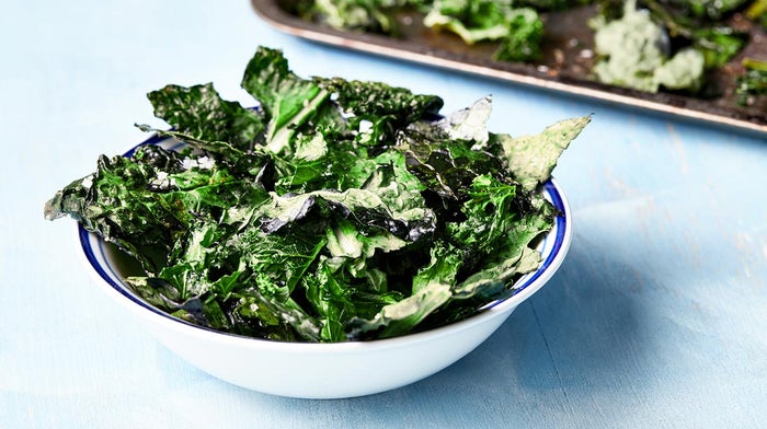 Le patatine di cavolo nero sono uno spuntino sano e leggero