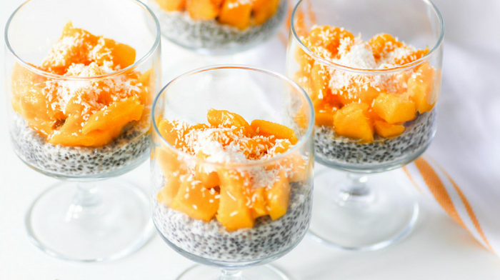 Tre budini di semi di chia e mango: uno snack dietetico delizioso