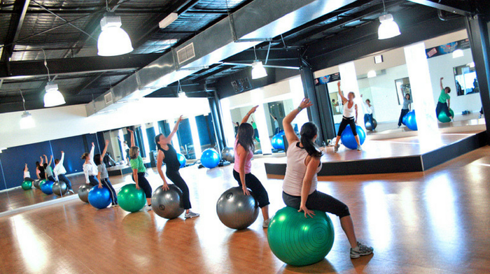 donne eseguono esercizi fitball in palestra