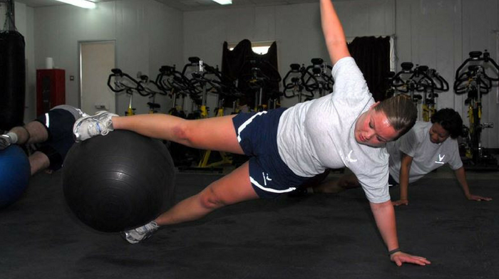 plank laterale con fitball, un altro degli esercizi per fitball