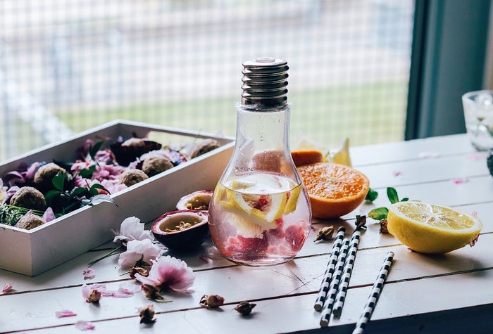 agua con frutas para mantener el cuerpo hidratado