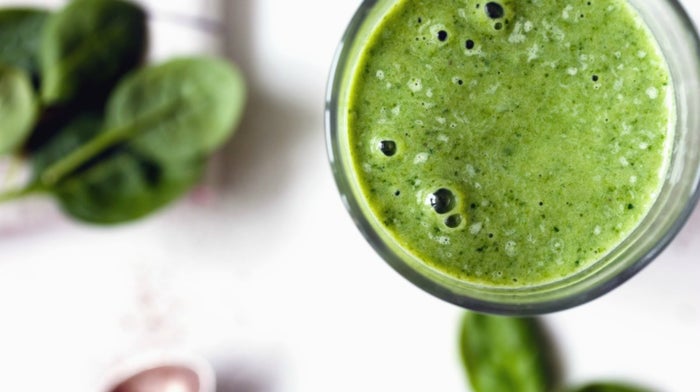 smoothie saludable verde rico en antioxidantes, nutrientes y proteína