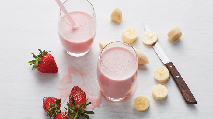 Batido sustitutivos de comidas: batido de fresa y plátano rico en proteína, fibra, vitaminas y minerales