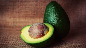 Cum să faci să se coacă un avocado în câteva minute (sau zile, dacă asta preferi)