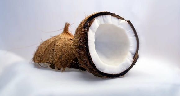noix de coco fournit des lipides, essentiels au bon fonctionnement de l'organisme
