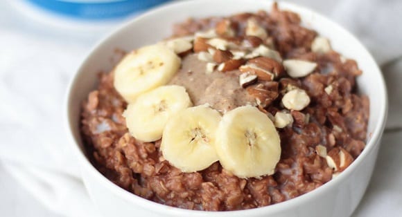 Banana Porridge aux flocons d'avoine, rondelles de bananes