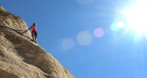 Grimper au sommet avec un entraînement d’escalade.