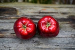 deux pommes rouges