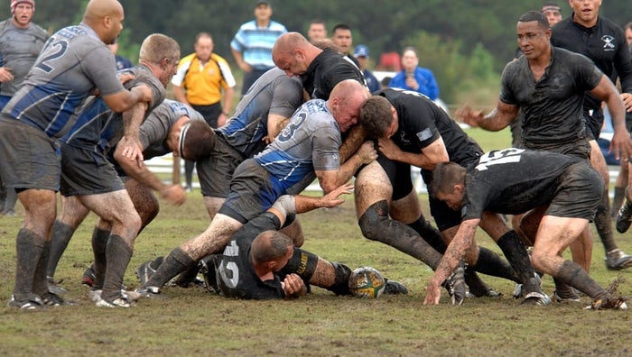 le rugby nécessite une bonne préparation physique pour supporter les chocs violents