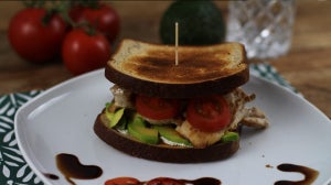 Avocado-Hähnchen Sandwich mit Proteinbrot