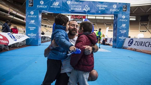 jose maria díaz abrazado a sus dos hijos