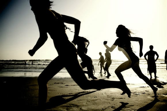 girls_running_on_the_beach_62902