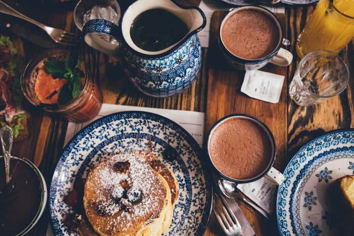 tavolo imbandito per la colazione