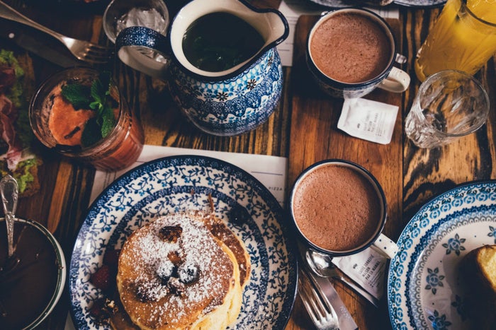 tavolo imbandito per la colazione 