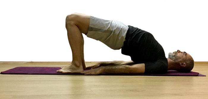 Yoga para recuperação de treino intenso: top 5 posições - MYPROTEIN™