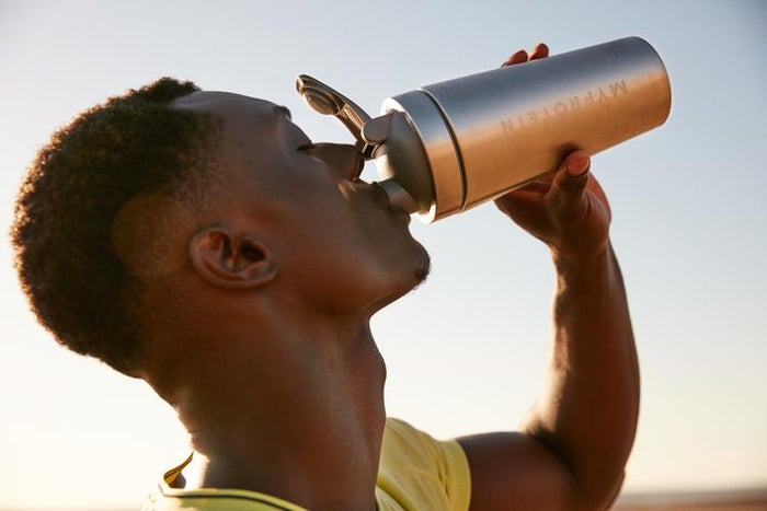 o atleta a beber um suplemento de cafeína 