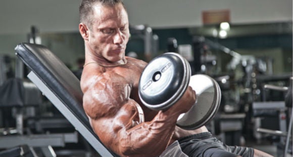 Bicepsz edzés - döntött padon egykezes súlyzóval gyakorlat