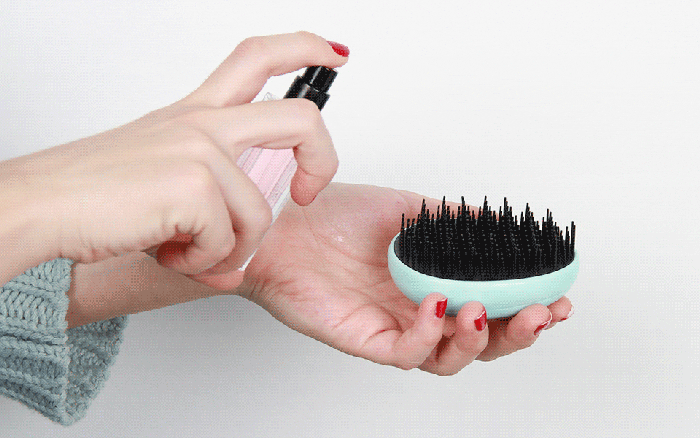 how-to-apply-perfume-hair-brush