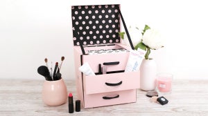 GLOSSY DIY: So easy zauberst du aus deiner Box einen Kosmetikorganizer!