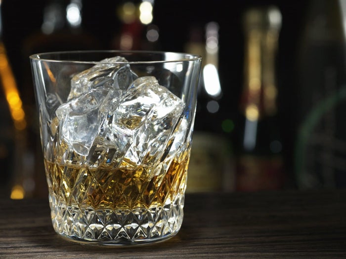 JW056_350A_Whiskey_on_the_Rocks_Whiskey_and_ice