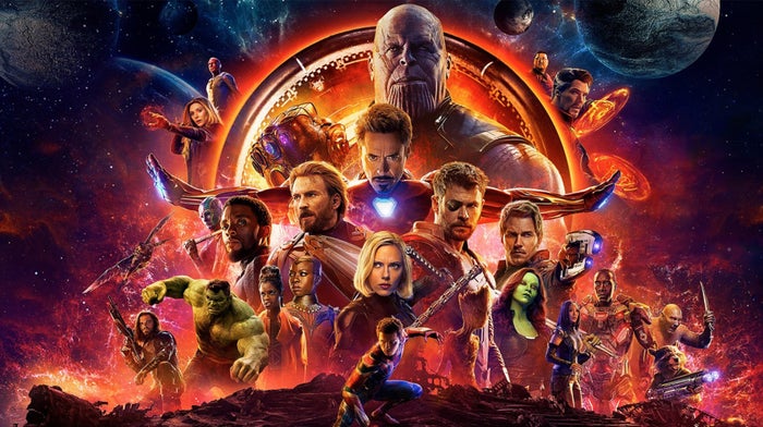 Avengers: Infinity War le poster officiel comprend tous les personnages mi Comics mi photo avec des rayons de couleurs des Gemmes de L'infini