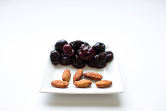 100 calorie snack cherries and almonds