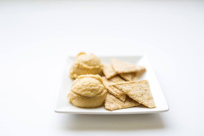 100 calorie snack Triscuits and hummus