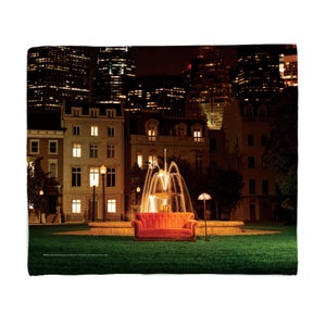 Friends Fountain Fleece Blanket - Large (150cm x 200cm)