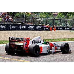 Minichamps 1:18 McLaren Ford MP4/8 - Sebastian Vettel - Tribute Imola 18.05.24 W Standing Figurine And Flag