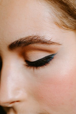 LOOKFANTASTIC BEAUTY ACADEMY: Cómo aplicar el eyeliner: ¡5 consejos para convertirte en una profesional!