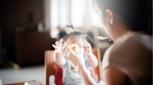 Neonato piange mentre mangia: cause e rimedi per calmarlo