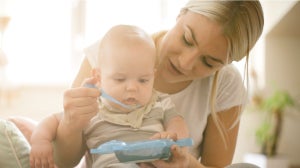 Reflusso neonato: sintomi, cause e come riconoscerlo