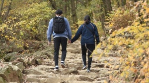 Σύμφωνα με μια νέα μελέτη το περπάτημα με τον σύντροφό σου θα μπορούσε να σε επιβραδύνει