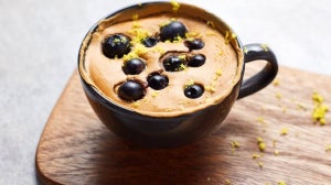 Vegan Blueberry Mug Cake με αρκετή πρωτεΐνη