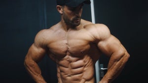 Bodybuilder αποκαλύπτει τα απαραίτητα για την τσάντα γυμναστικής