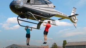 Pull Ups challenge σε κινούμενο ελικόπτερο