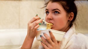 Binge eating: πώς να σταματήσεις να τρως με λαιμαργία