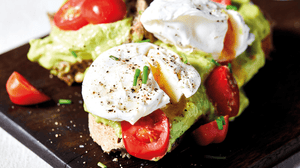 Das perfekte Frühstück: Pochierte Eier und Avocado auf Brot