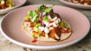 Bagte søde kartofler & feta tacos med chili-lime creme fraiche 