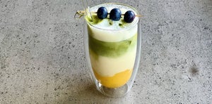 Erfrischender Mango Matcha Latte