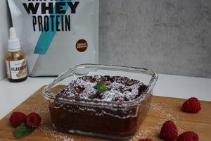 Proteinreicher Himbeer-Schokoladenauflauf | Ein kalorienarmes, süßes Frühstück