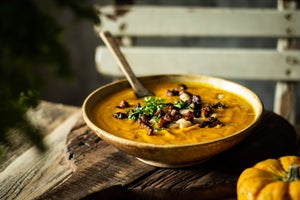 Kürbis-Suppe mit weissen Bohnen und Tofu-Speck