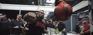 Eddie Hall zerstört Punch Bag Maschine mit einem gewaltigen rechten Haken