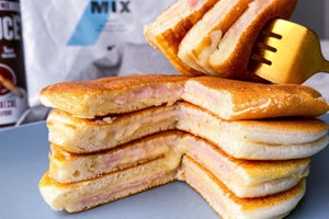 Mit Schinken & Käse gefüllte Pfannkuchen | Probiere diese Toastie Pancakes