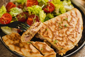Schinken-Mozzarella Pancakes mit Salat