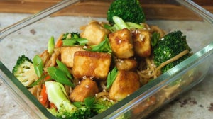 Fideos teriyaki con tofu y verduras