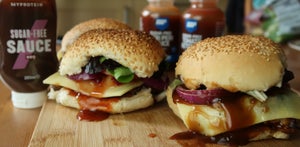Gyors & egyszerű BBQ csirkeburger | Egy sistergő nyári recept