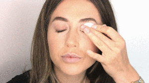Instant Eyeshadow Creates A Makeup-Artist Worthy Look In 10 Seconds