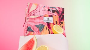 Secrets Ensoleillés : Petit aperçu des must-have de juin et de sa pochette GLOSSYBOX au design spécial !